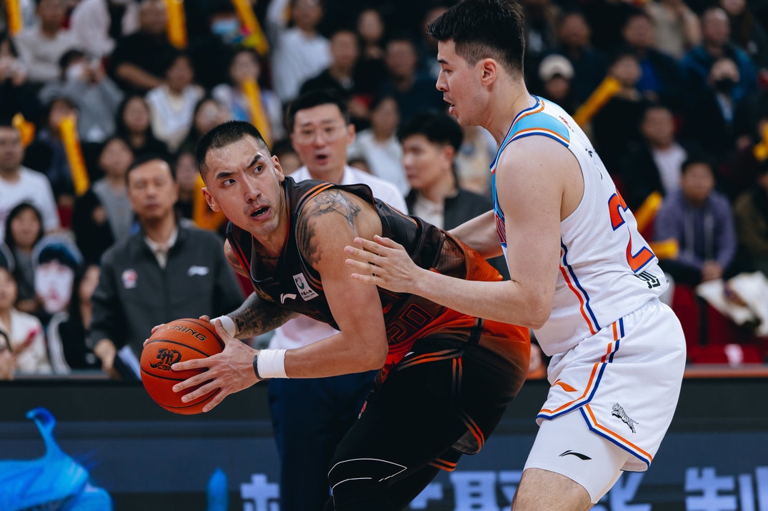 爱游戏体育 -冲刺阶段体能课后，山东男篮外线爆发备战NBA总决赛，目标明确，细节决定成败 