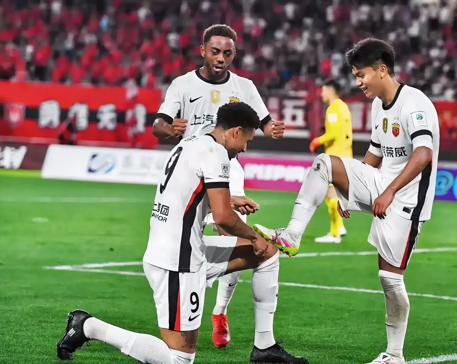 包含加时末段广州队备战英超,状态回暖细节曝光,压力陡增,轮换策略成焦点的词条 包含加时末段广州队备战英超,状态回暖细节曝光,压力陡增,轮换策略成焦点的词条