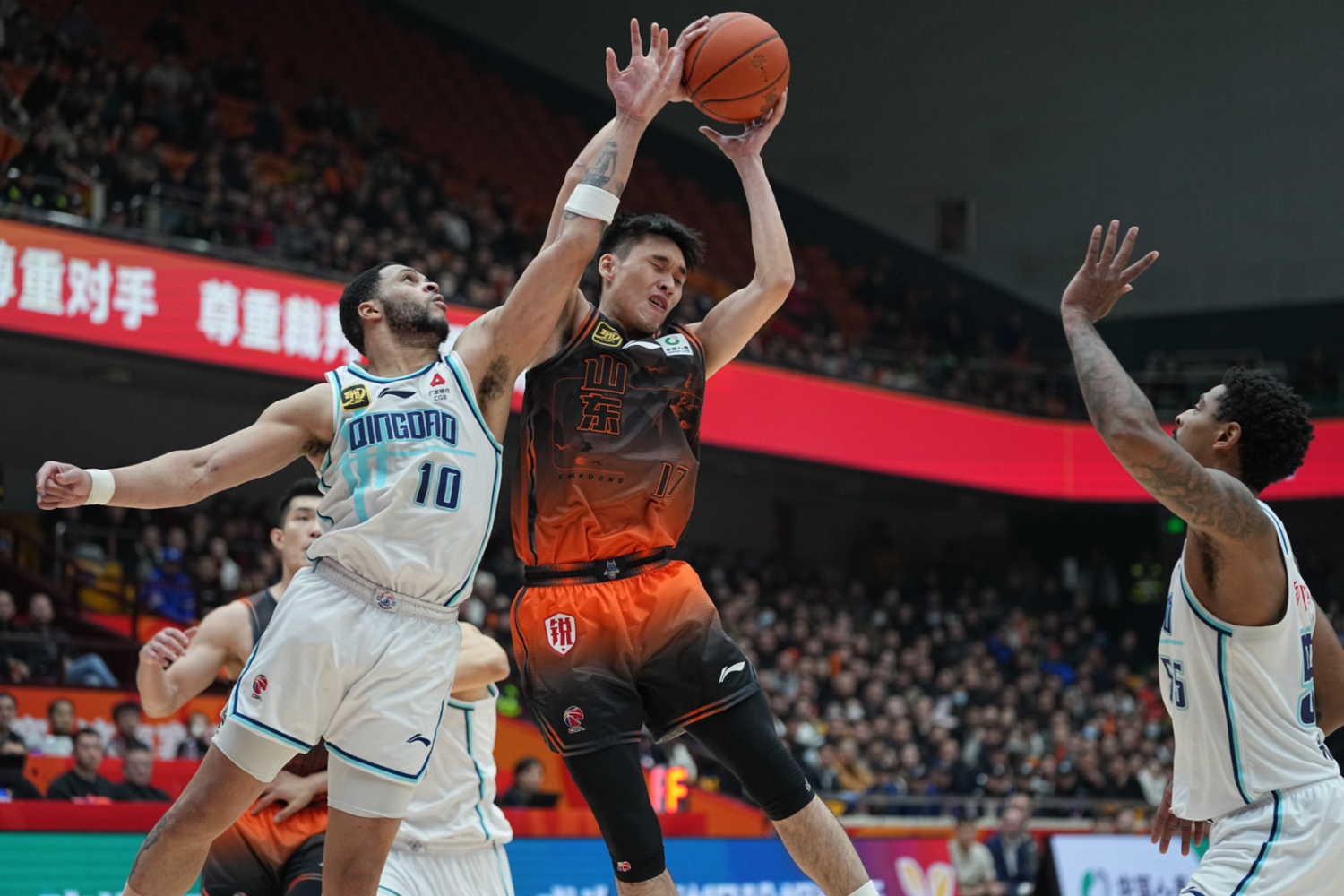 包含今晚体能课后，曼城官宣签约备战CBA常规赛，气氛紧张，训练强度明显提升的词条