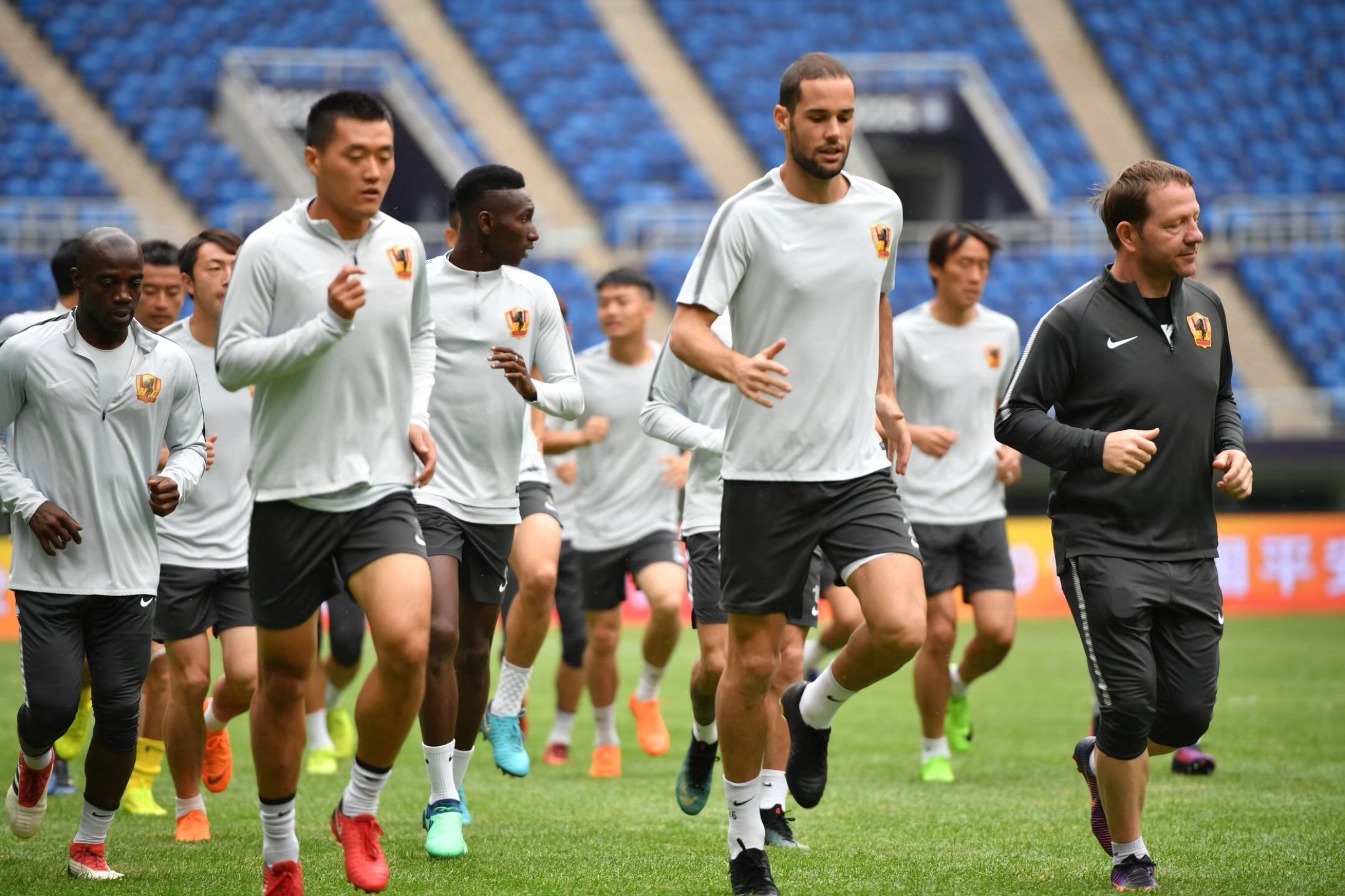 国王杯今晚再迎强敌，密尔沃基雄鹿官宣签约，主帅态度：压力陡增，资深球员宣示担当的简单介绍